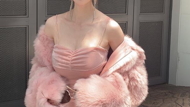 身材丰腴的少妇，粉色抹胸裙，展现可爱魅力