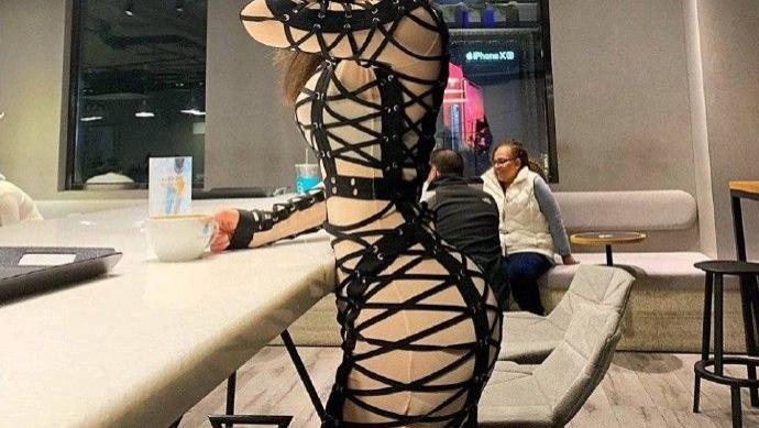 丰腴少妇，性感穿搭，凹凸有致