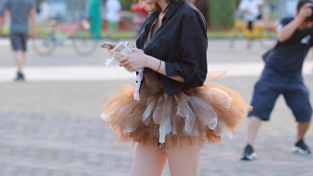 短裙少妇，时尚穿搭，展现白皙大长腿