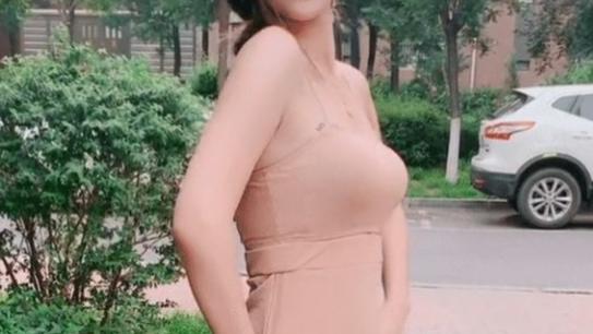 性感少妇，吊带长裙，大秀S身材