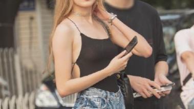 吊带小少妇，性感短裤，露出白皙大长腿