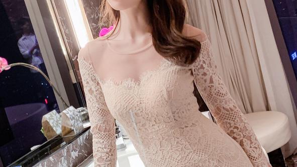 清纯小少妇，镂空紧身短裙，打造优雅迷人曲线