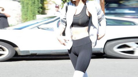 性感美女，一身运动穿搭，彰显青春活力