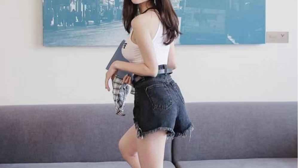 短裤小少妇，无袖背心，露出白皙皮肤