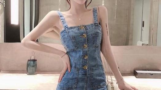 姣好小美女，简约牛仔裙，打造时尚魅力