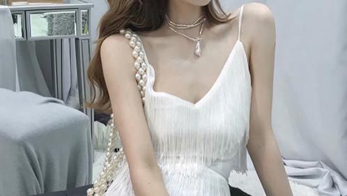 清纯美女，吊带连衣裙，彰显时尚魅力