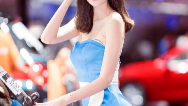 性感车模，时尚穿搭，不仅身材好，颜值也高