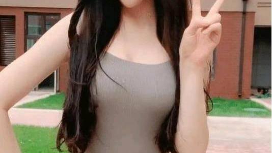 童颜小美女，皮肤白皙，紧身裙性感迷人