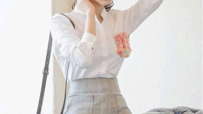 都市成熟白领，黑丝搭配短裙，秀出迷人美腿
