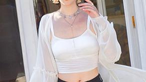 气质少妇，吊带配短裤，尽显时尚可爱