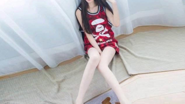 白皙小姐姐，篮球背心，秀出性感大长腿