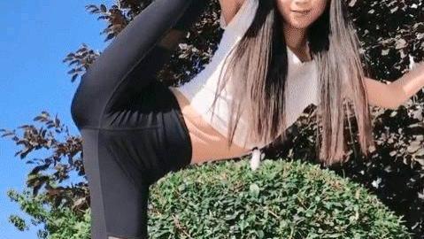 性感小姐姐，穿高跟鞋晨练，有点功底