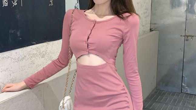 粉色小姐姐，性感小裙子，展现迷人小蛮腰