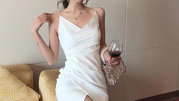 清纯小少妇，吊带连衣裙，展现别致淡雅气息
