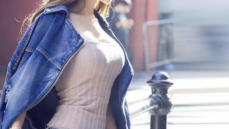 唯美少妇，牛仔短裤，秀出性感大长腿