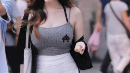 微胖少妇，白色小短裤，呈现白皙美腿