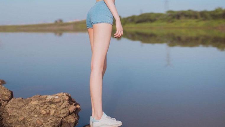 白皙长腿小姐姐，性感短裤，清凉又舒适