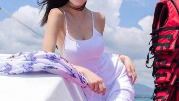 游轮上的小少妇，白色吊带，尽显性感身材