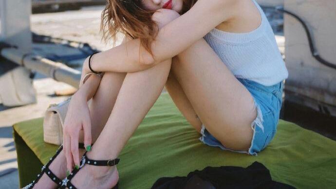 性感小姐姐，短裙和短裤，不同的韵味