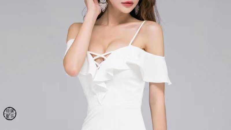 清纯美少妇，白色吊带裙，呈现性感韵味