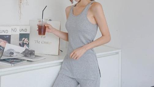 唯美少妇，灰色家居服，呈现性感气质