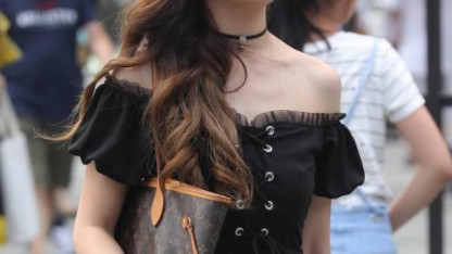 身材丰腴的小姐姐，一字肩连衣裙，尽显魅力