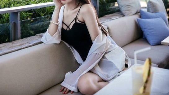 唯美小姐姐，黑色吊带，略显性感气质