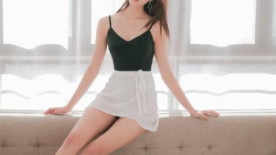 唯美小姐姐，吊带配短裙，性感有气质