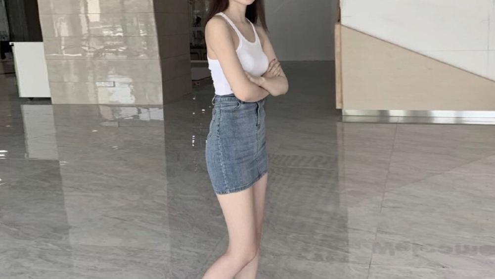 休闲小短裙，气质大美女，露出白皙大长腿