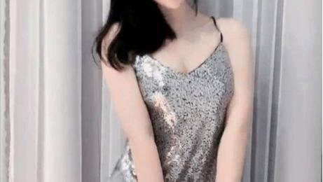 白皙小姐姐，银色吊带裙，彰显唯美气质