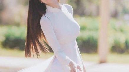 优雅气质女神，一身白色雪纺装，迷人有魅力