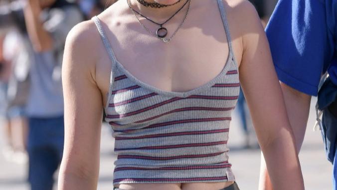 迷人少妇气质，迷彩短裤，搭配吊带