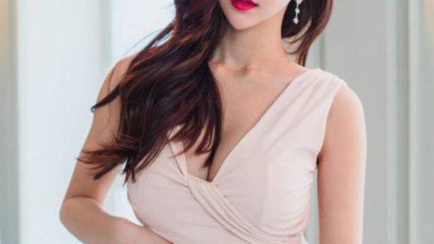 美女搭配时髦紧身裙，显得有型又有范