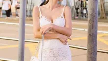 夜景下的美女，白色吊带镂空短裙，性感大长腿