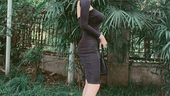 成熟有气质的少妇，才能穿出黑色紧身裙的韵味