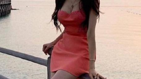 双腿修长白皙的少妇，长腿在薄纱下，勾勒出S型的曲线