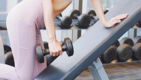 这满背的纹身，美女一看就是久经沙场！