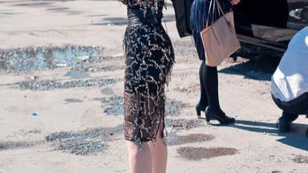 美女虽然你的裙子会发光，但也不能穿这样开车啊！