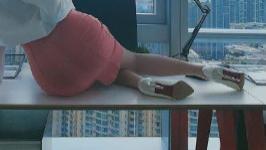 上班就上班，为啥要坐桌子上啊？