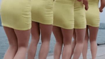 看到这一群大妈，让我想到一首歌：门前大桥下！