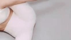 踩着那么高的凳子，就不要再劈腿了！