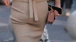 身为老师怎么能穿成这样上街呢，不怕学生不尊重你吗？