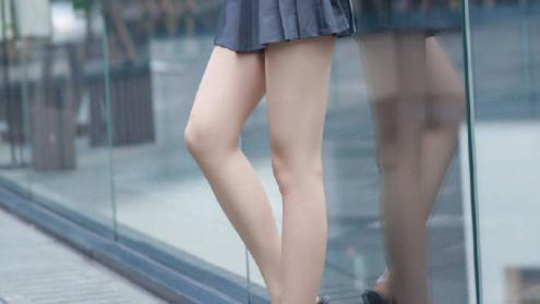 美女你的腰带是不是太紧了？肉肉都被勒出来了！