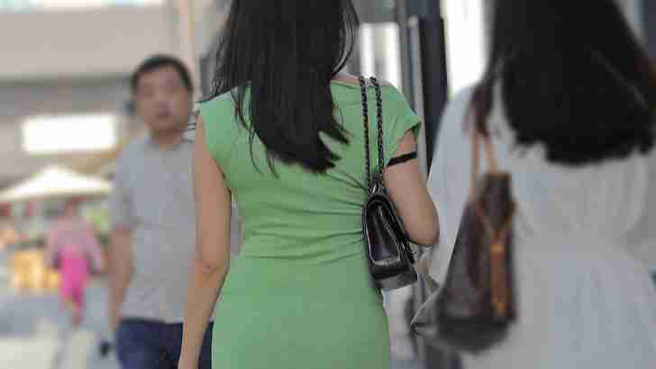 同样是简约的连体裙，当然是紧身裙美女更具优势！