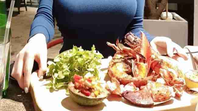 美女一顿饭吃这么多，为什么脸还这么小呢？