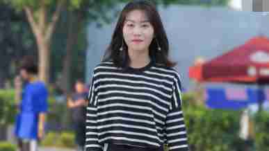 美女穿的应该不是秋裤，秋裤没这么好看