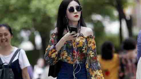 ​小姐姐的美腿，成功吸引了旁边大姐的目光