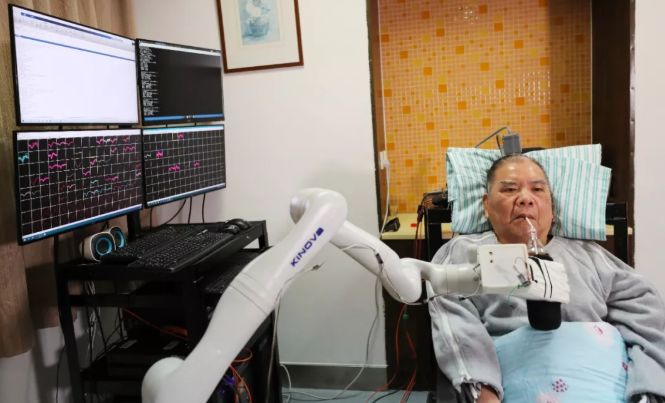 全国首例！72岁高位截瘫患者用意念吃油条、打麻将，浙大脑机接口创多项第一