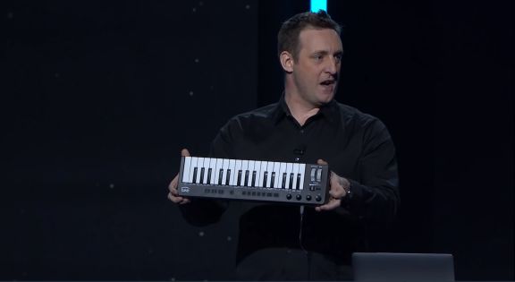 亚马逊 AWS 推出会编曲的 AI 键盘，让程序员爱上音乐