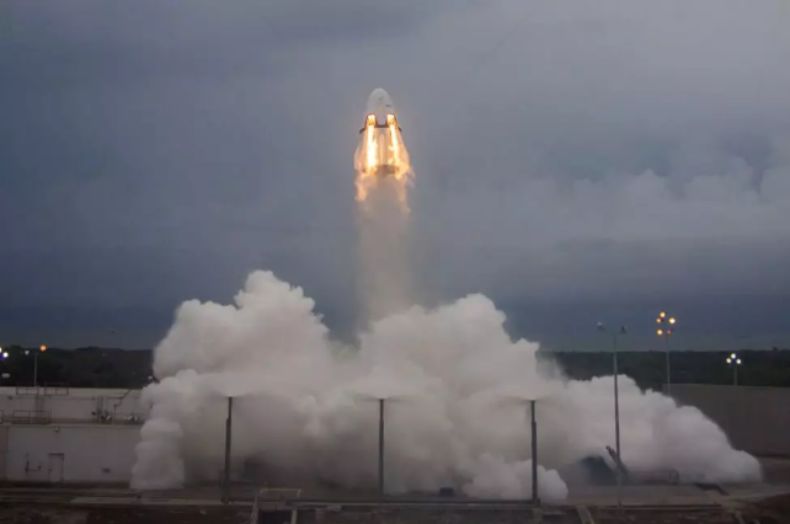 SpaceX完成载人飞船关键测试，领先波音公司，明年正式升空